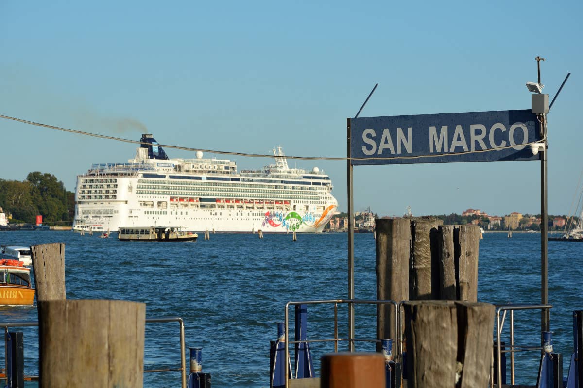 Venezia, la grande fuga delle crociere dalla Laguna: «Futuro a rischio»